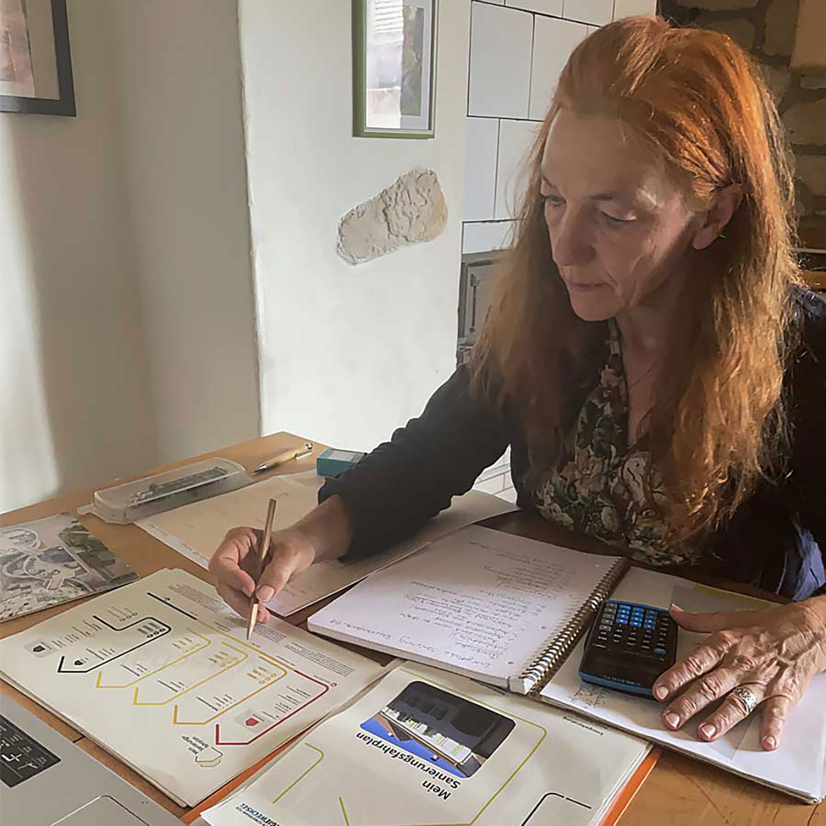 Monika Rothböck errechnet Energiewert am schreibtisch